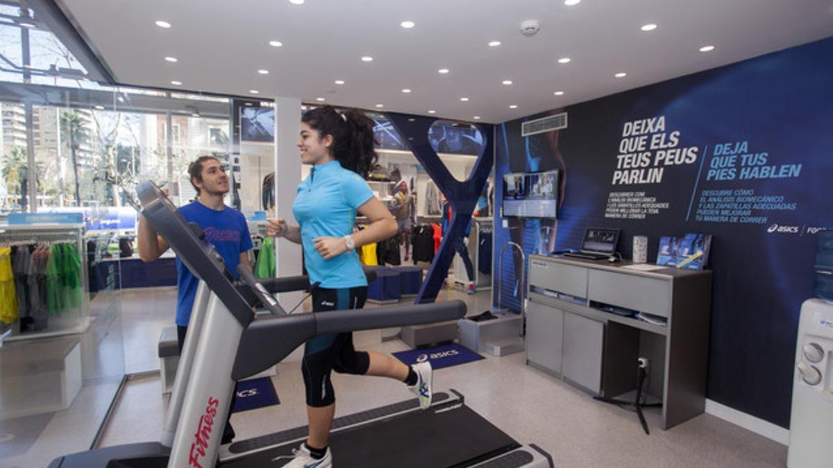 Una corredora efectúa una prueba de análisis de pisada en la tienda Asics de Barcelona