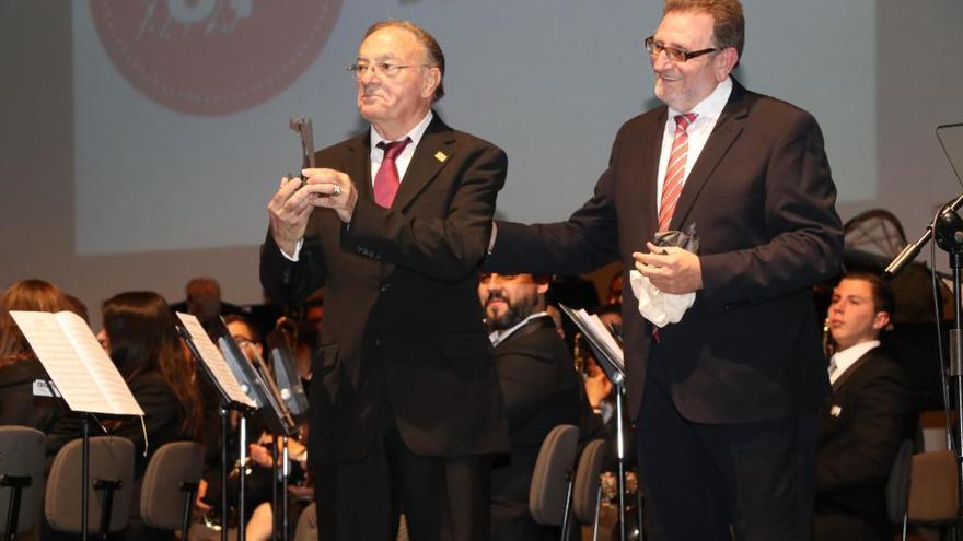 Torrent homenajea al expresidente de la Unión Musical