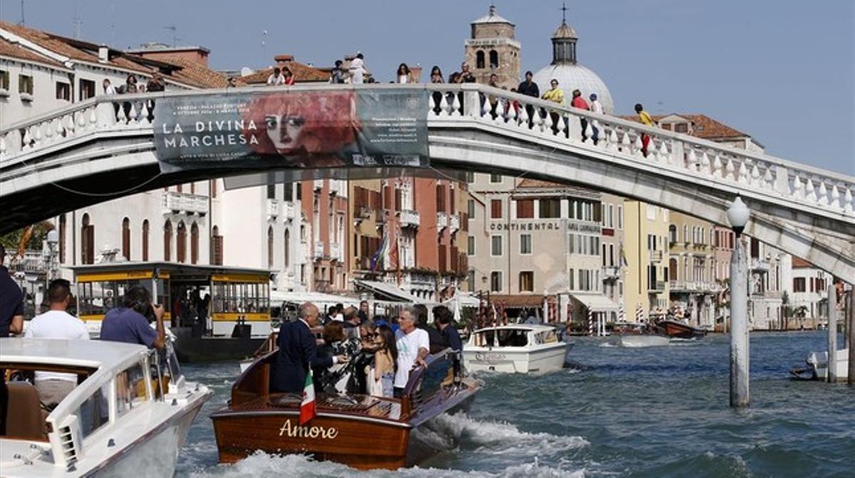 La pareja emprende rumbo en el barco de nombre Amor por el Gran Canal. AP / Luca Bruno