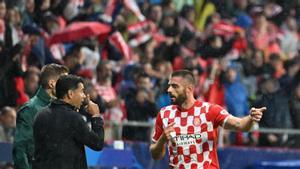 Míchel da instrucciones a David López tras marcar este el 1-0 del Girona al Feyenoord en Montilivi.