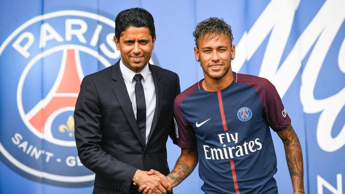Neymar, junto al presidente del PSG, Nasser Al KhelaÏfi, el día de su presentación