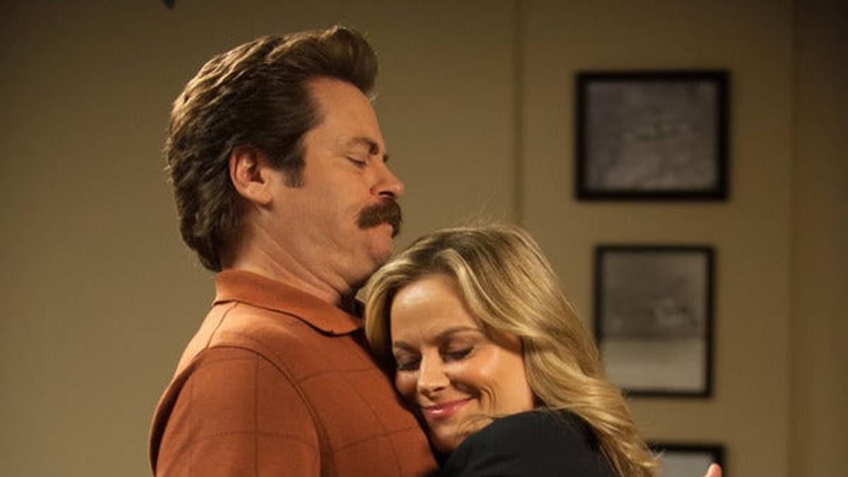 Amy Poehler abraza a Nick Offerman en 'Parks and recreation'