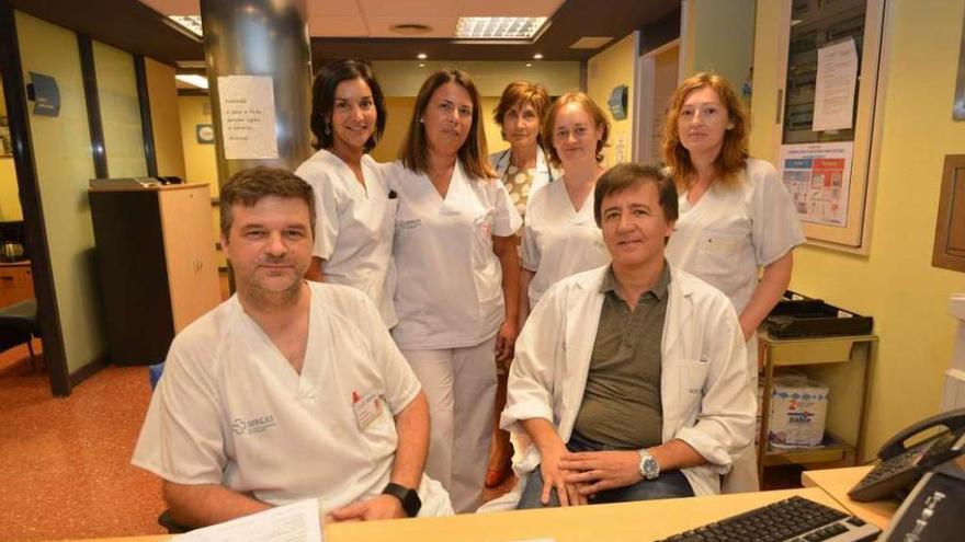 José Recamán (izquierda) y Juan Carlos Rodríguez, junto a parte del equipo de Medicina Interna. // G.S.