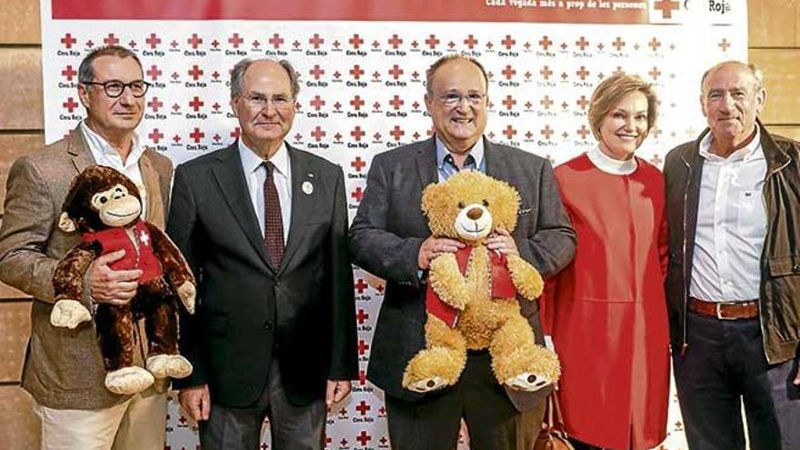 Representantes de la organización humanitaria, ayer durante la celebración del Día Mundial de la Cruz Roja.