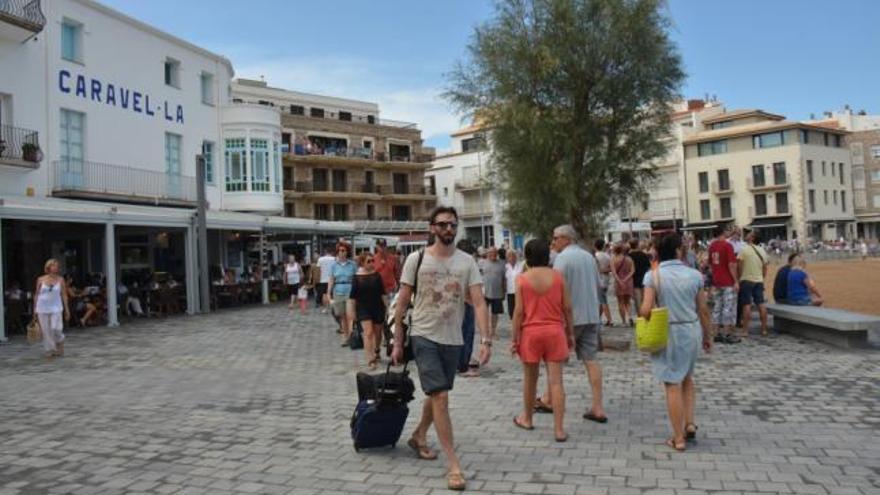 Turistes a la platja de l´Escala