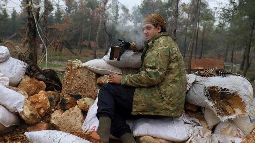 Un miliciano rebelde, ayer, en la provincia siria de Alepo. // Reuters