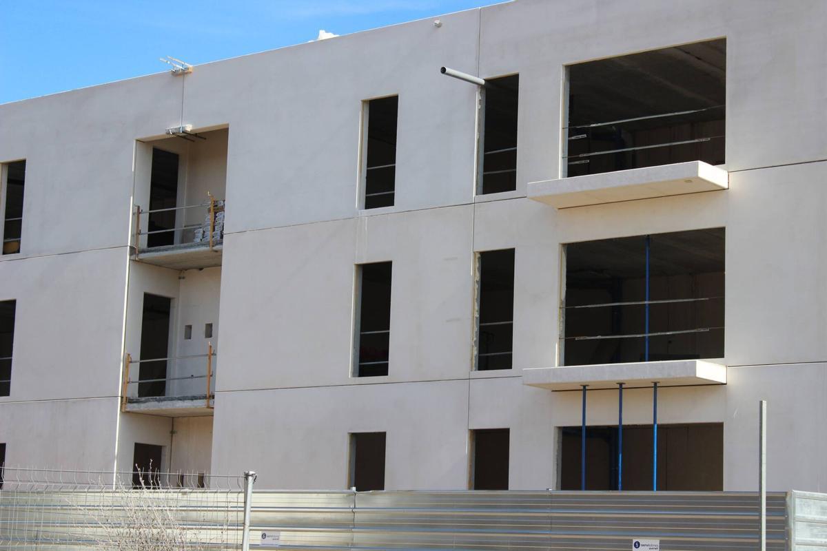 Detall de la façana d'un dels blocs, en el procés de construcció