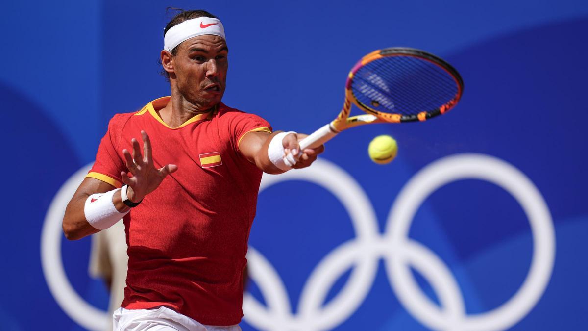 Rafael Nadal golpea de derecha en losJuegos Olímpicos de Paris 2024