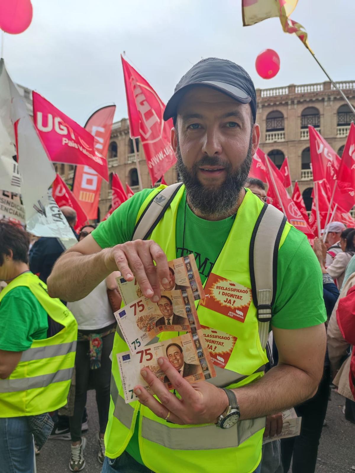 Adam Badenes, director del CEIP Montolivet de València, en una protesta.