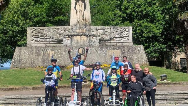 Peregrinos de la iniciativa DisCamino, en mayo, delante de la estatua del aviador Loriga, en Lalín.