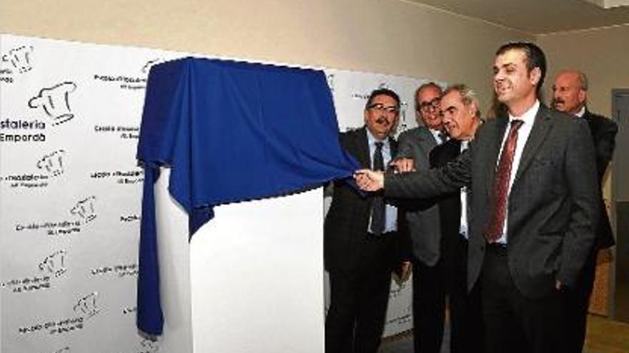 La inauguració de l&#039;escola d&#039;Hostaleria de Figueres, amb l&#039;exalcalde Santi Vila en primer terme.