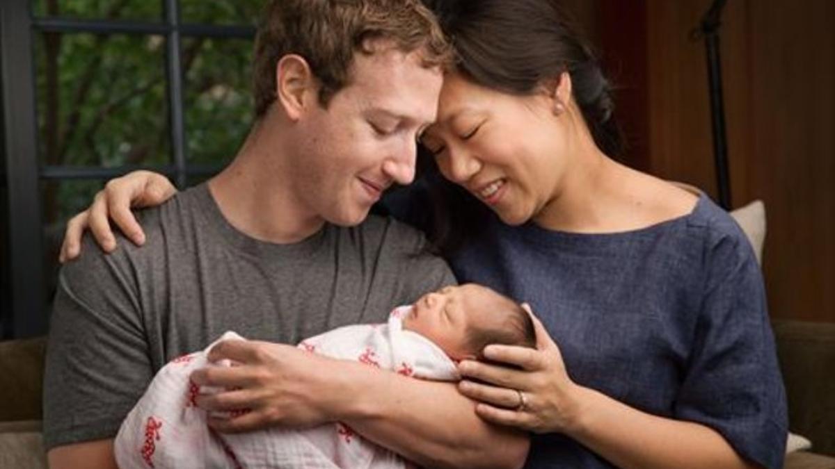 Zuckerberg y su esposa Priscilla muestran a su hija Max, ayer.