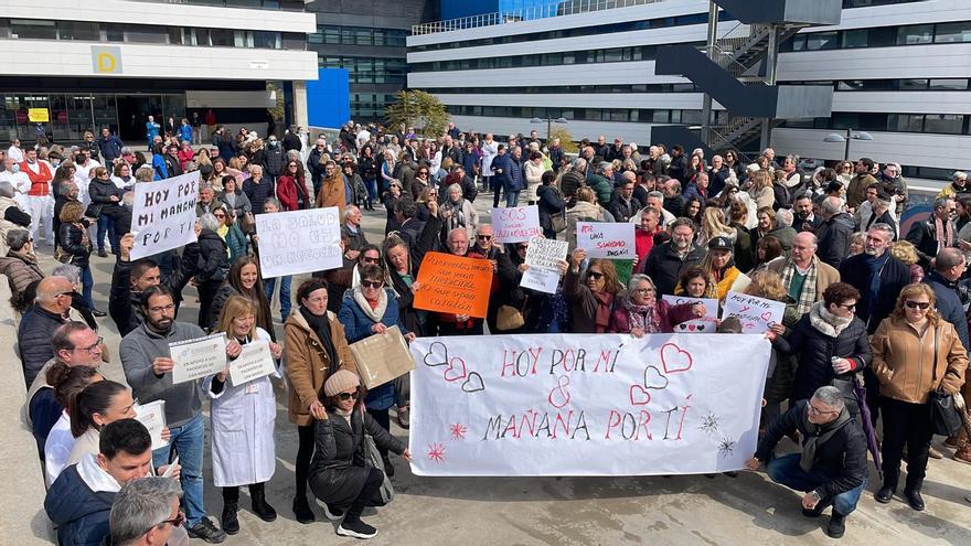 400 personas claman contra la falta de médicos en Ibiza