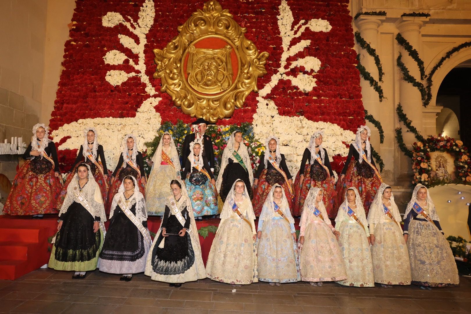 Carmen, Nerea y las dos cortes rematan la Ofrenda de Alicante