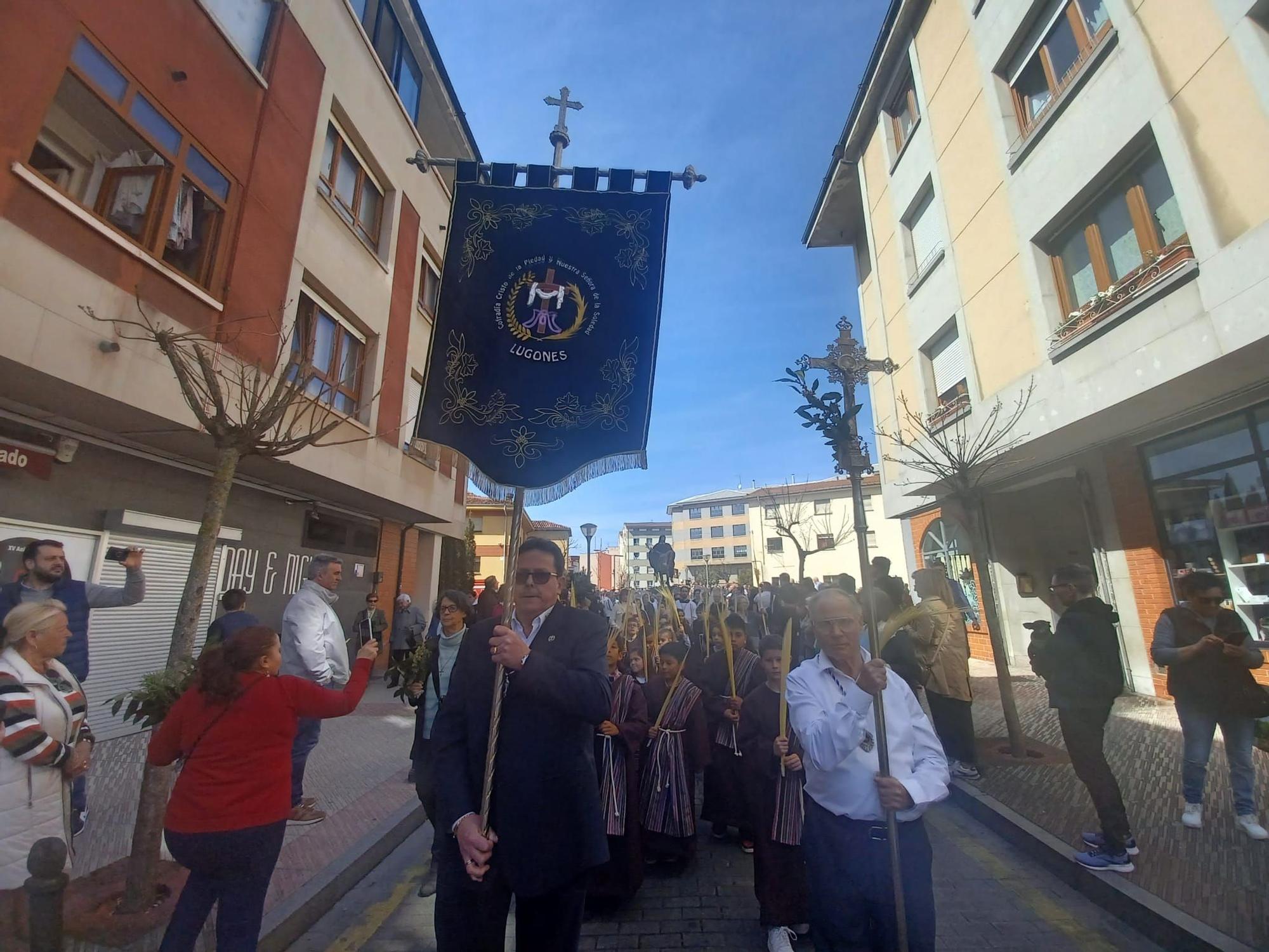 La Borriquilla apasiona en su primera procesión en Lugones, con cientos de vecinos en las calles