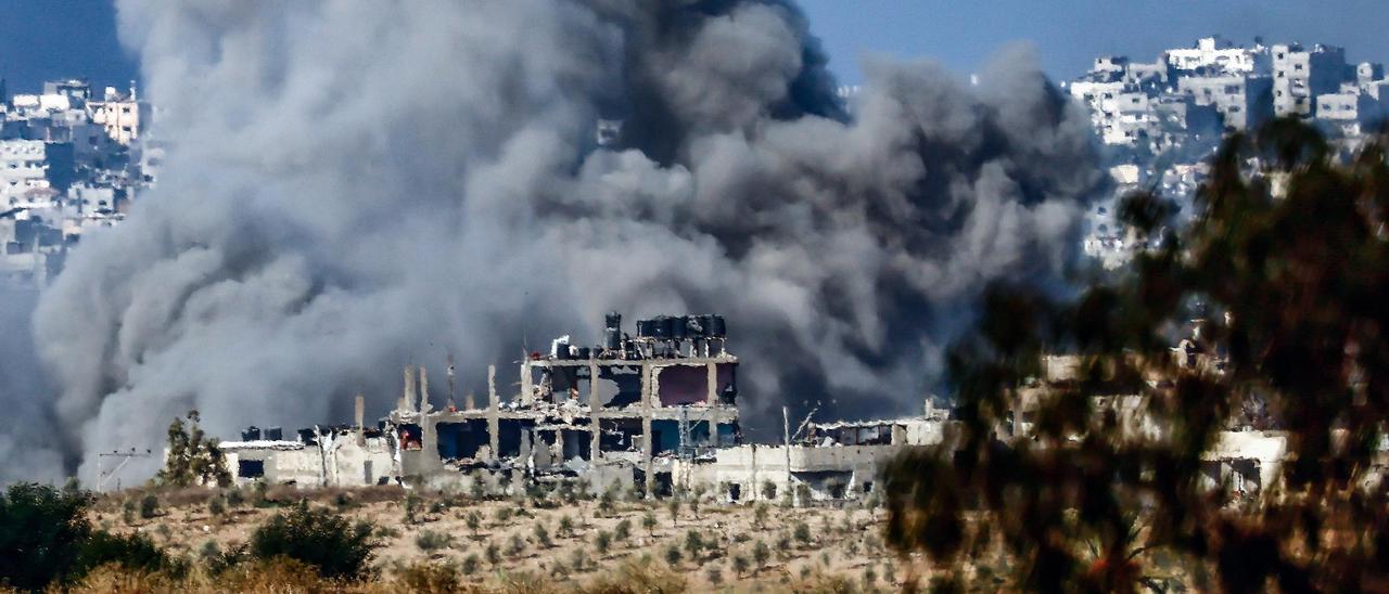 Una columna de humo se eleva zobre una zona urbana del norte de Gaza, en plena ofensiva del Ejérctior de Israel.