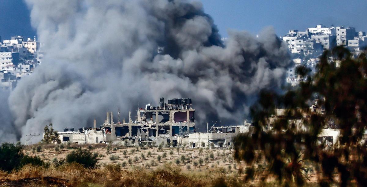 Una columna de humo se eleva zobre una zona urbana del norte de Gaza, en plena ofensiva del Ejérctior de Israel.