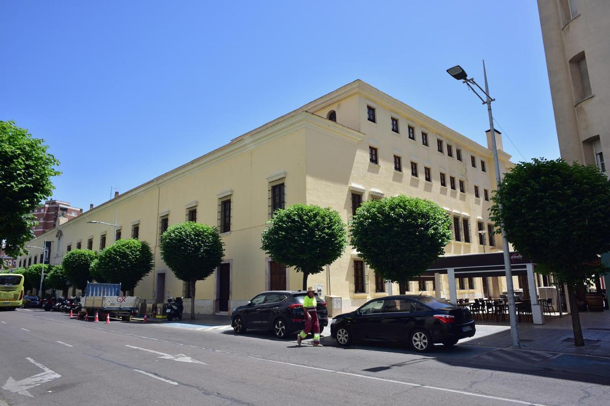 El edificio B. Toda la fachada se demolerá, salvo la de la iglesia.