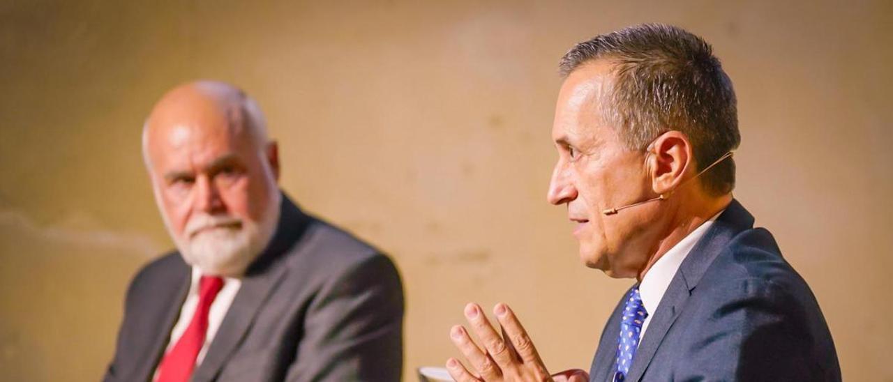 El catedrático de Derecho Constitucional, Gregorio Cámara, junto a Miguel Ruano en la presentación de la tesis.