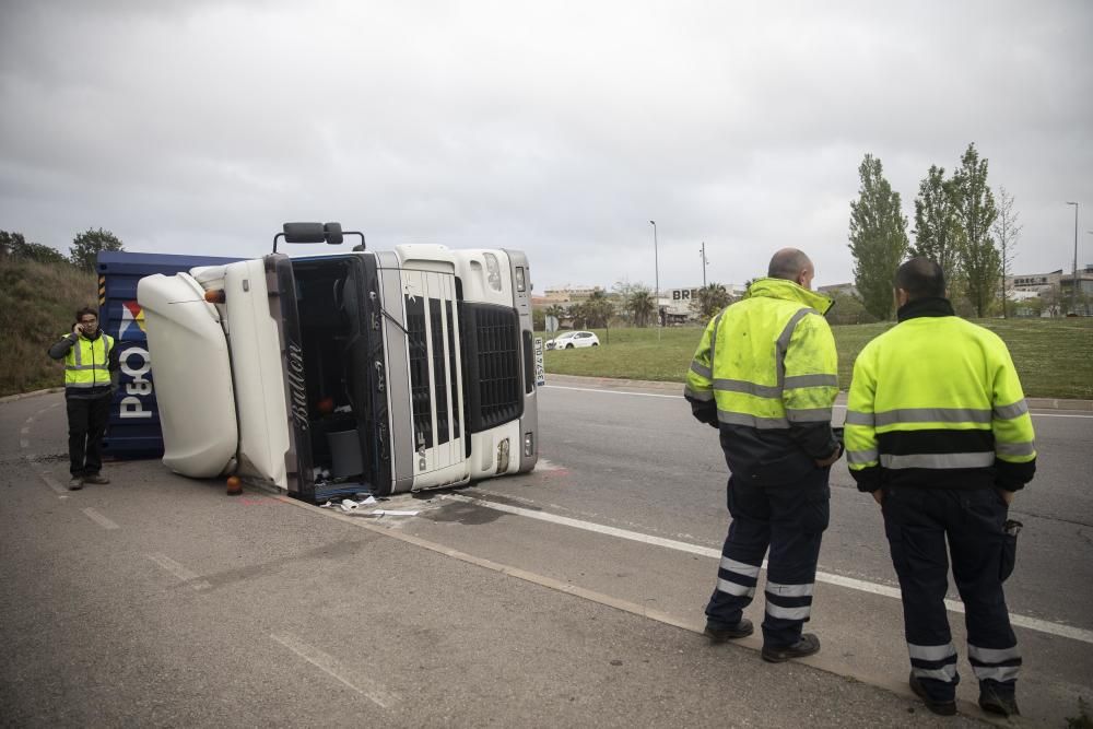 Bolca un camió i fa tallar la GI-600 a Blanes