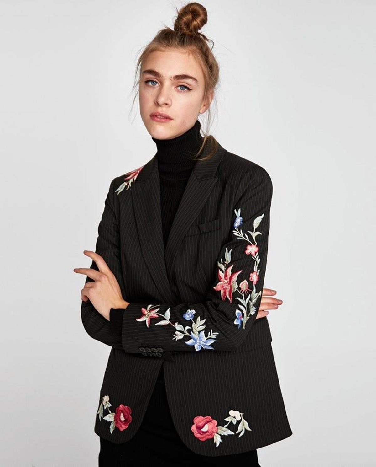 Blazer raya diplomática con bordados de Zara