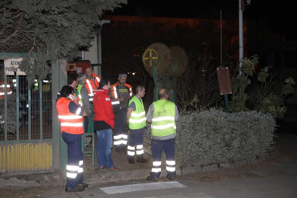 Labores de extinción del incendio de un desguace en Gijón