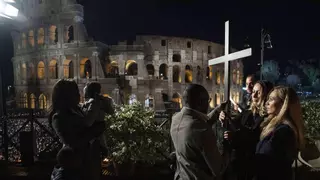El Papa preside un Vía Crucis con la presencia de una mujer ucraniana y otra rusa