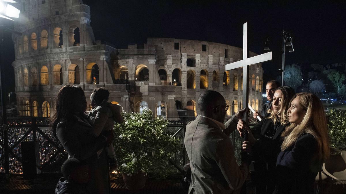 Una ucraniana y una rusa comparten Vía Crucis