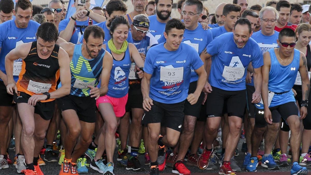 Marc Márquez inicia la carrera de Montmeló con cientos de atletas a su alrededor