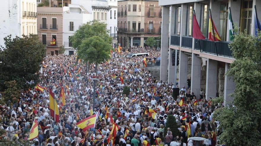 «Córdoba está con Ceuta», miles de personas llenan Capitulares en apoyo a la ciudad autónoma