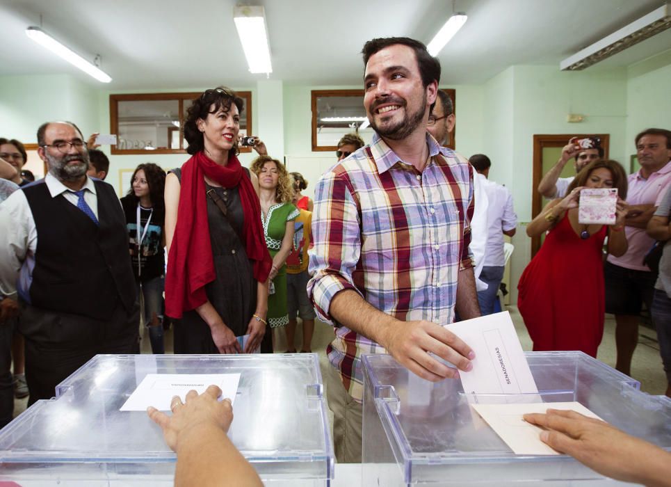 ALBERTO GARZÓN VOTA EN EL RINCÓN DE LA VICTORIA