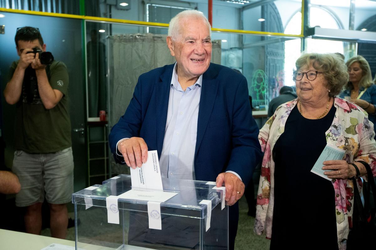 BARCELONA, 28/05/2023.- El candidato de ERC por Barcelona, Ernest Maragall, ejerce su derecho a voto en la Escola Pia Balmes de Barcelona este domingo durante las elecciones municipales. EFE/ Marta Pérez