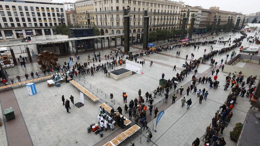 Reparto del roscón de EL PERIÓDICO en la plaza del Pilar