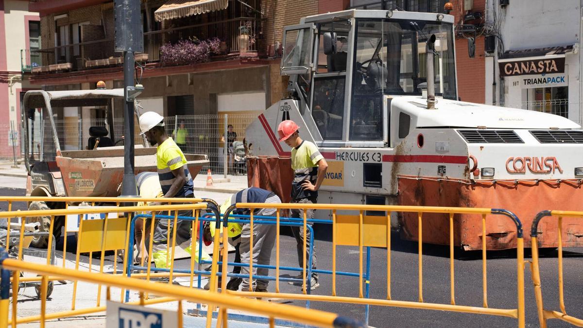 Obreros trabajando en la calle Pagés del Corro a finales de mayo.