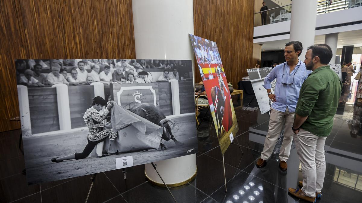 El hall del ADDA acogió una exposición fotográfica de José Ramón Lozano y Joaquín Arjona con imágenes de algunas de las mejores faenas del diestro de Galapagar.