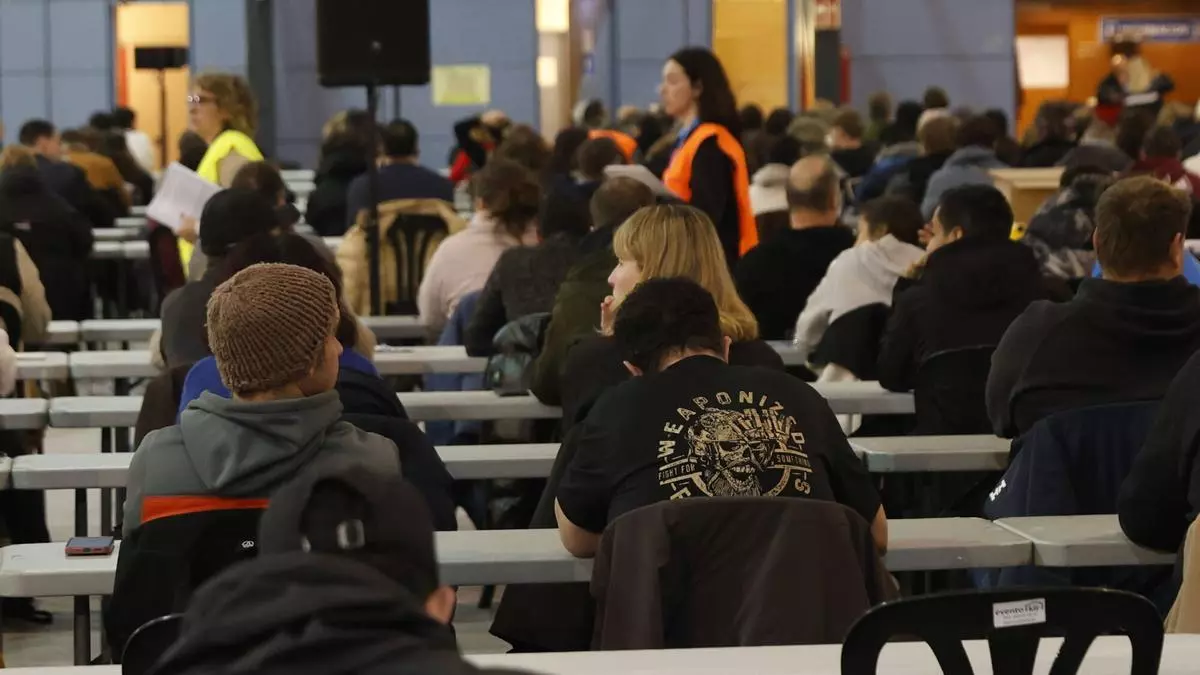 "Ilusión y nervios" en el examen celebrado en Gijón para entrar en la bolsa de empleo de peones de Emulsa: se presentaron 865 personas