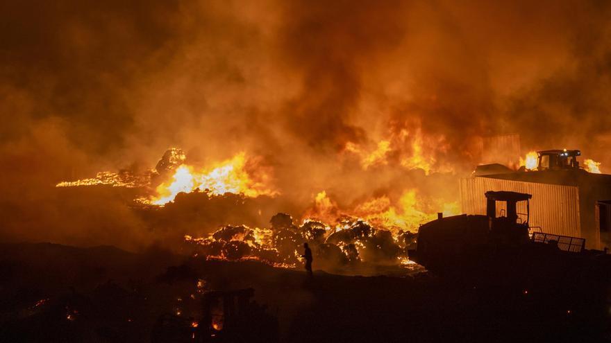 Incendio en el vertedero insular de Zonzamas, en Lanzarote