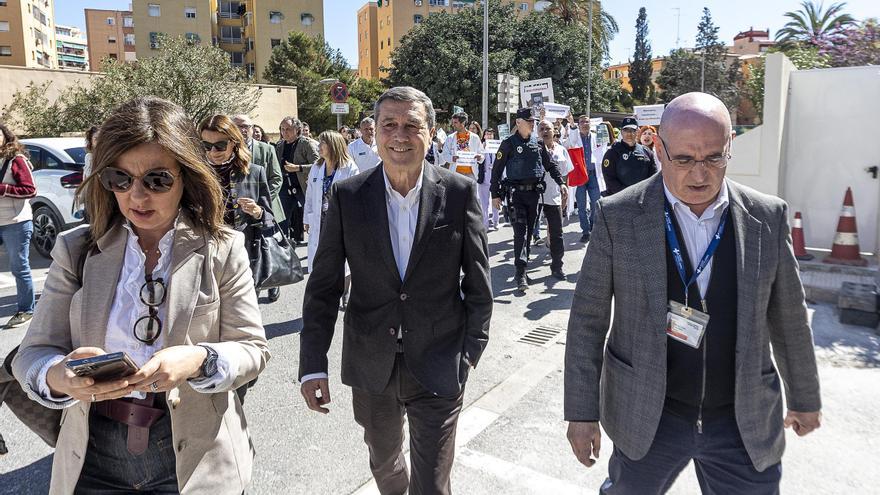 Escrache a Marciano Gómez en el hospital Doctor Balmis