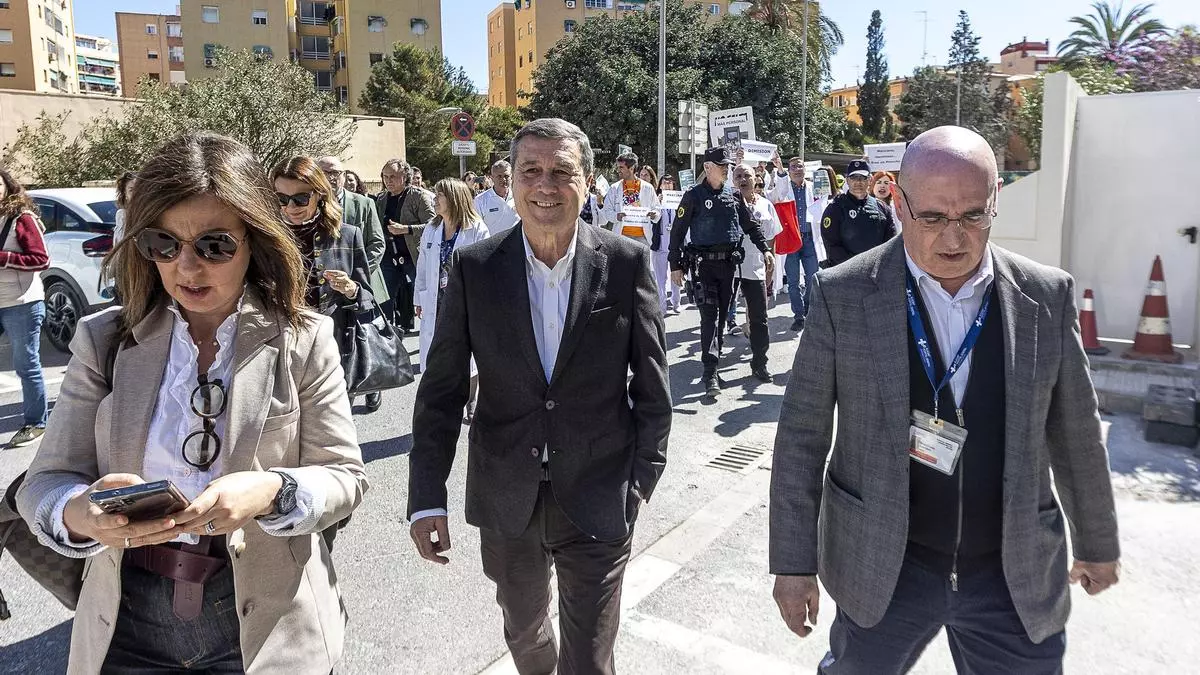 Escrache al conseller de Sanidad en el Hospital de Alicante