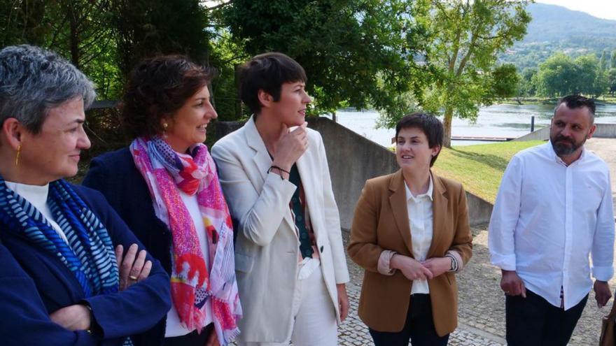 Carme Núñez, Sandra González, Ana Pontón, Ánxela Fernández  y Anxo Baz, ayer, en Tomiño.   // D.P.