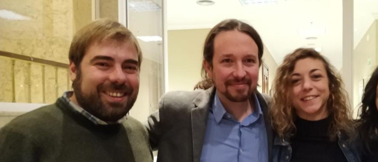 Pablo Iglesias, con Daniel Ripa y Tania González en uno de sus encuentros.