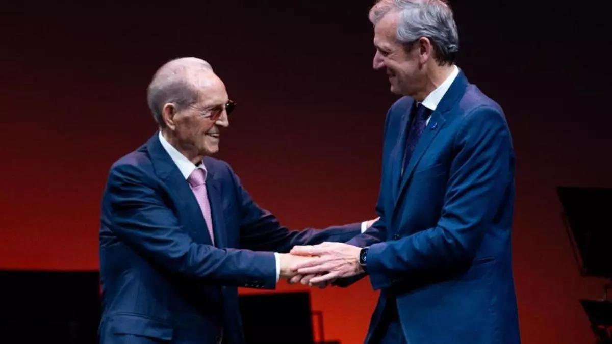 Olegario Vázquez Raña en una imagen de archivo recogiendo el Premio Ourensanía.