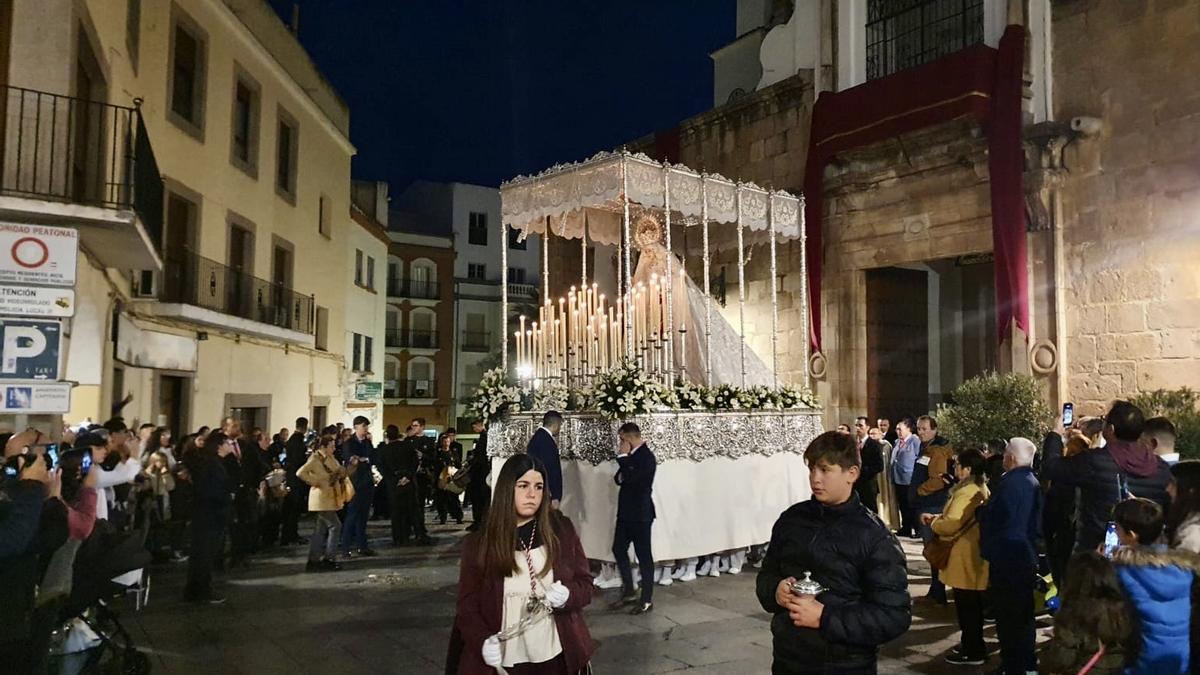 La virgen del Rosario, ayer, a su salida de la concatedral de Santa María de Mérida.