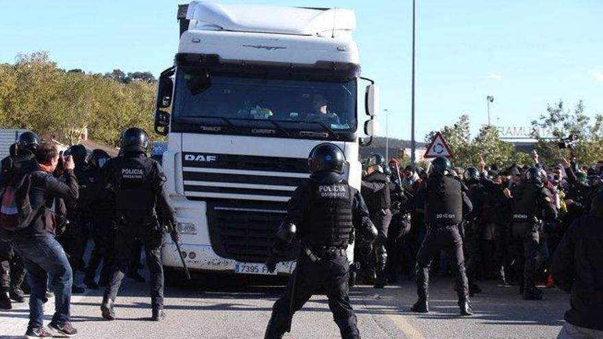 Un camionero intenta embestir a los manifestantes en La Jonquera