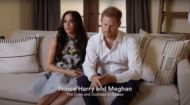 Meghan Markle y el príncipe Harry en la promoción de su podcast 'Archwell'