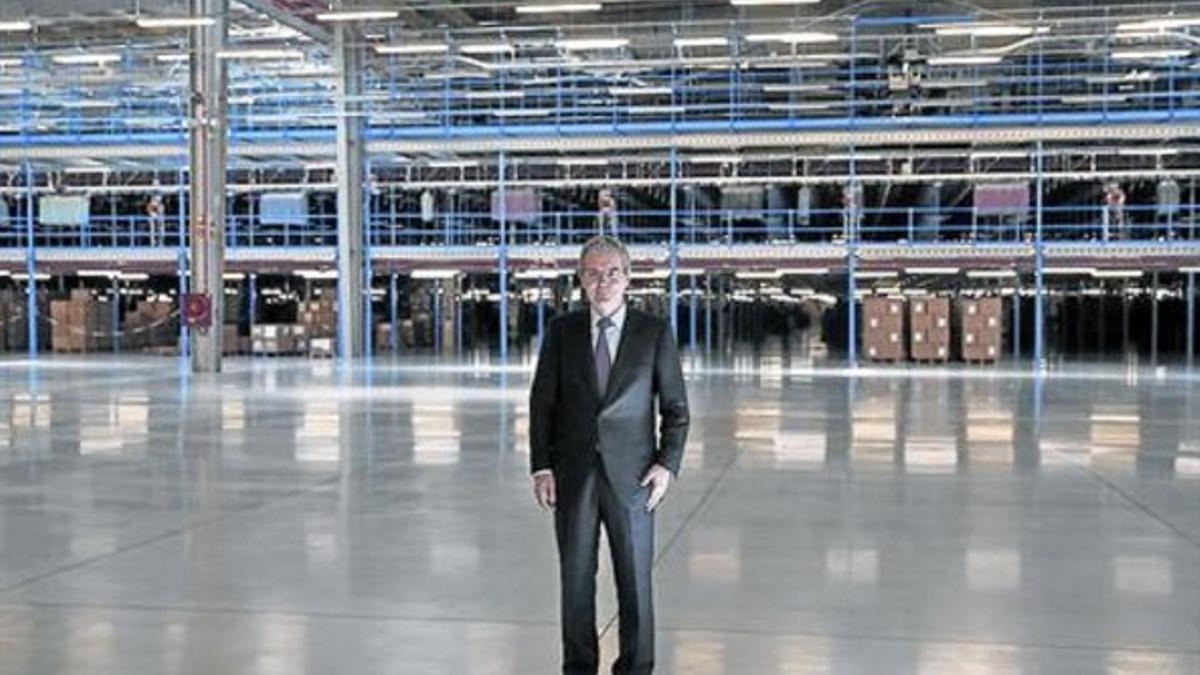 Pablo Isla, presidente de Inditex, en el centro logístico de Meco (Madrid).