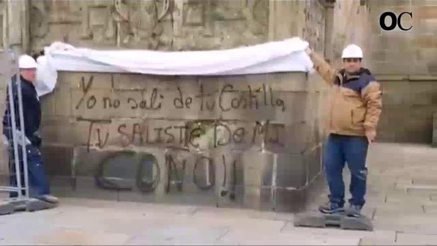 Pintadas contra la Iglesia, la Monarquía y VOX dañan la fachada de la Catedral de Santiago