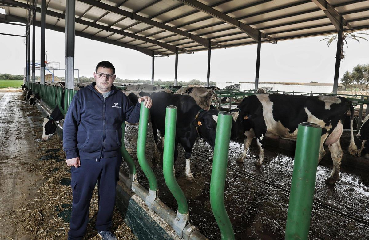 Miquel Vanrell posa en Son Carbó en la nave con las nuevas instalaciones.
