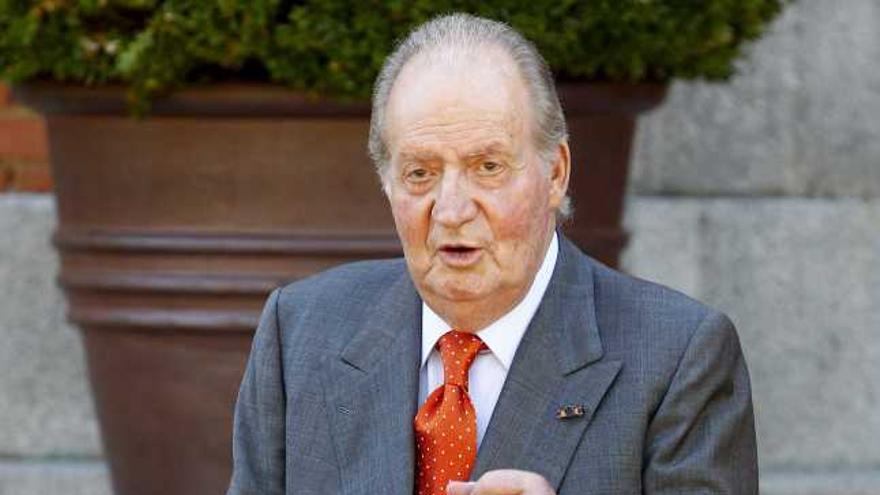 El rey Juan Carlos, el pasado miércoles, en la escalinata de entrada al Palacio de la Zarzuela.