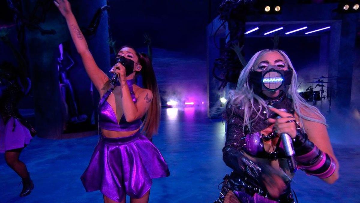 Lady Gaga durante su actuación junto a Ariana Grande en los MTV VMAs 2020